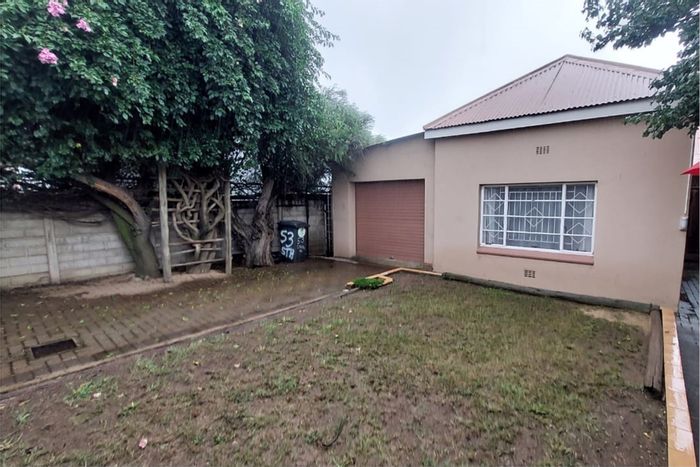 House for Sale in Regents Park: Spacious 2-bed, large kitchen, secure garden.