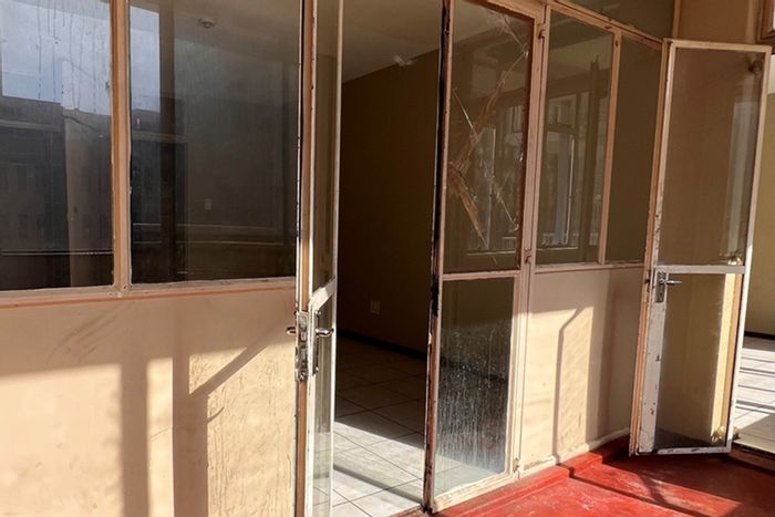 Braamfontein Apartment For Sale: 1 Bed, 1 Bath, Elevator Access, Prime Location.