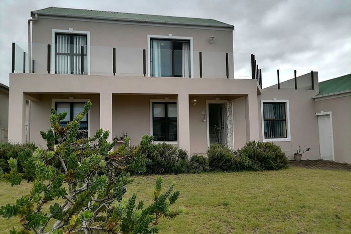 House for Sale in Stilbaai Wes: Gated community, garden, sea views, garage.