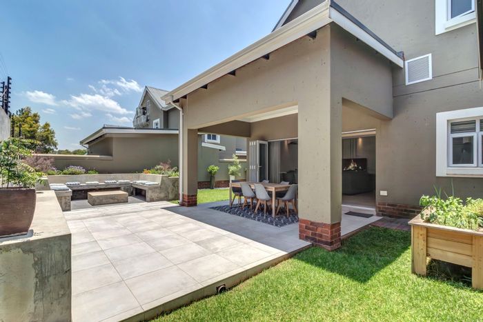 Fourways Townhouse To Rent: 24-hour security, inverter, staff accommodation, pet-friendly.