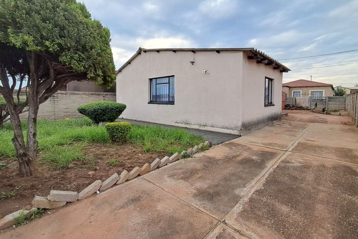 For Sale: House in Jouberton with 3 bedrooms, secure parking, and garden space.