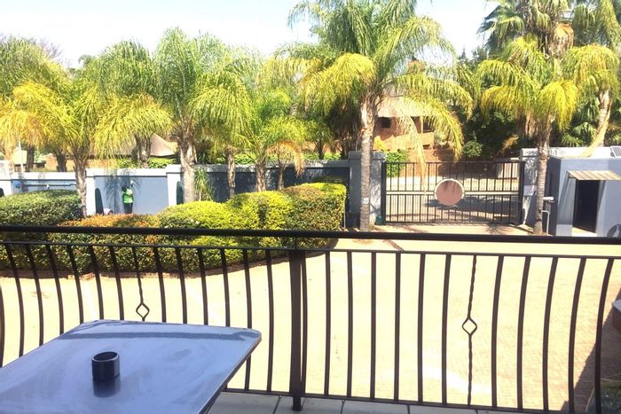 Schoemansville Apartment To Rent: 2 bedrooms, pool access, spa, and convenient amenities.