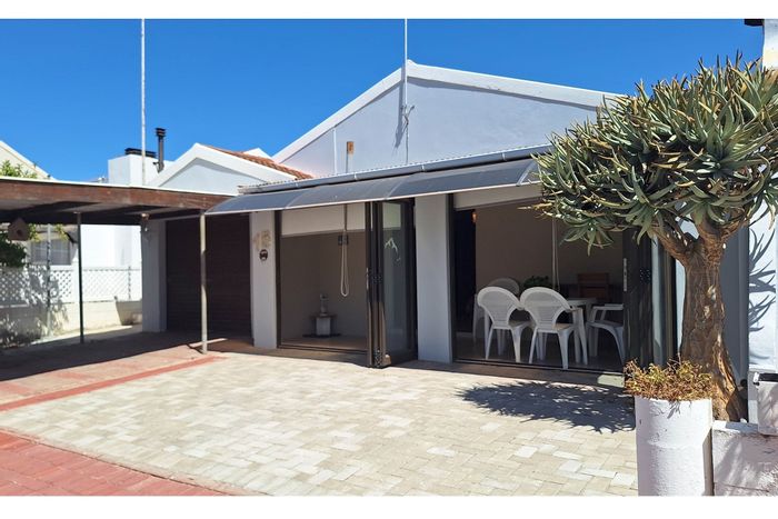 Hannasbaai House For Sale: Beach access, spacious living, renovation potential, investment opportunity.