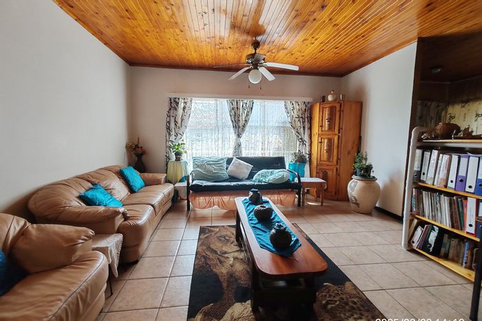 For Sale: 3 Bedroom House in Sasolburg Ext 12 with Lapa and Flatlet.