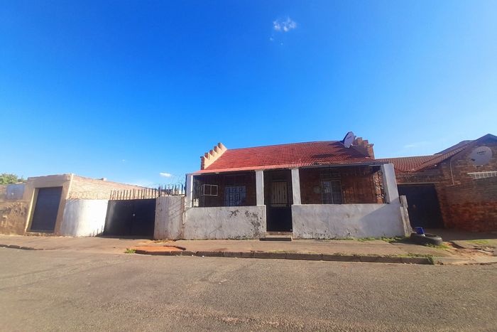 For Sale: La Rochelle house with 9 rooms, large garage, and expansion potential.