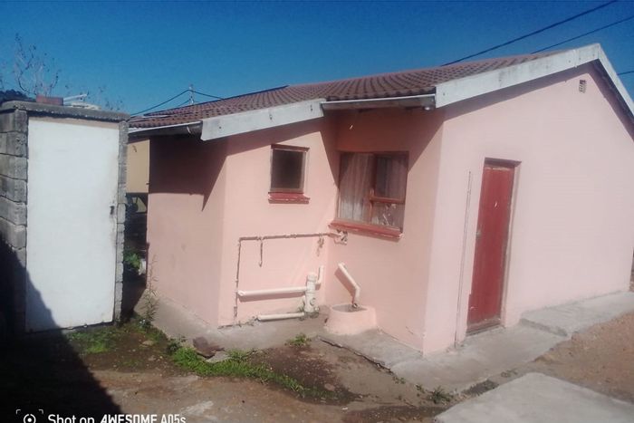 2 Bedroom House for Sale in Soweto On Sea, near transport and schools.