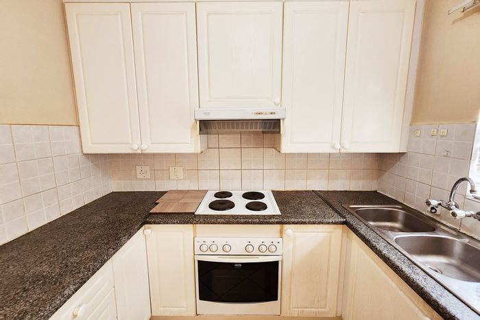 Amberfield Apartment For Sale: 2 Bedrooms, Pool, Garden, Double Garage, Pet-Friendly.