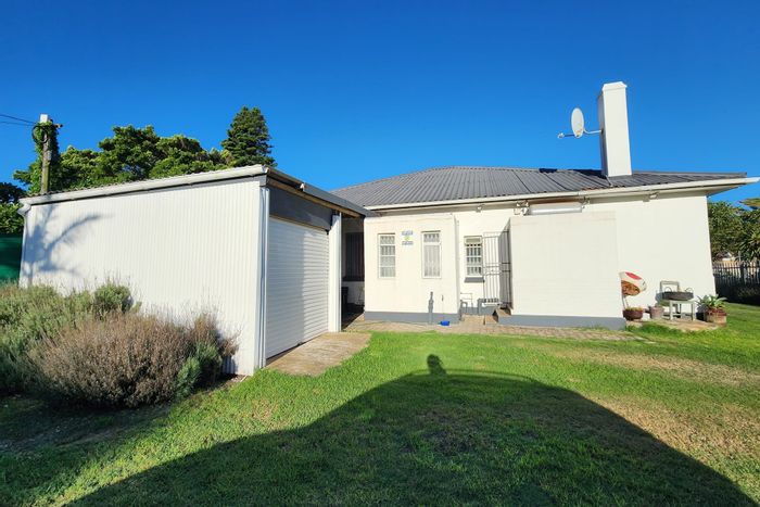 Jeffreys Bay Central House For Sale: 3 beds, flatlet, large yard, close to beach.