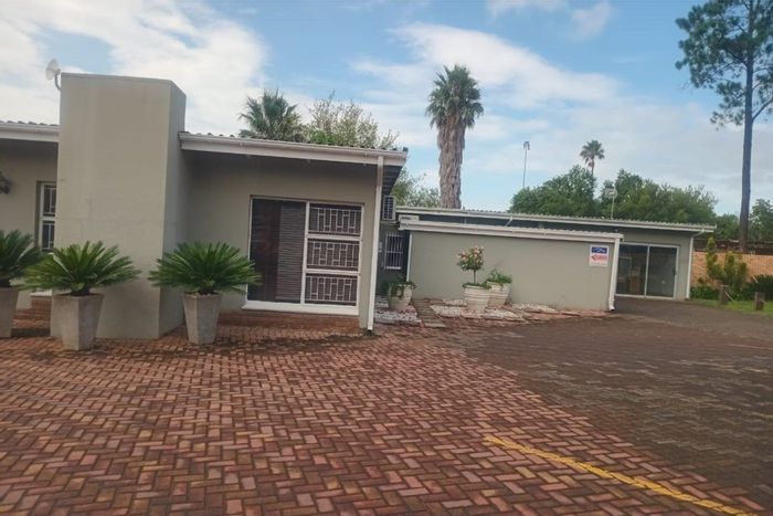 Office to Rent in Huttenheights: Spacious layout, garden, parking, near amenities.