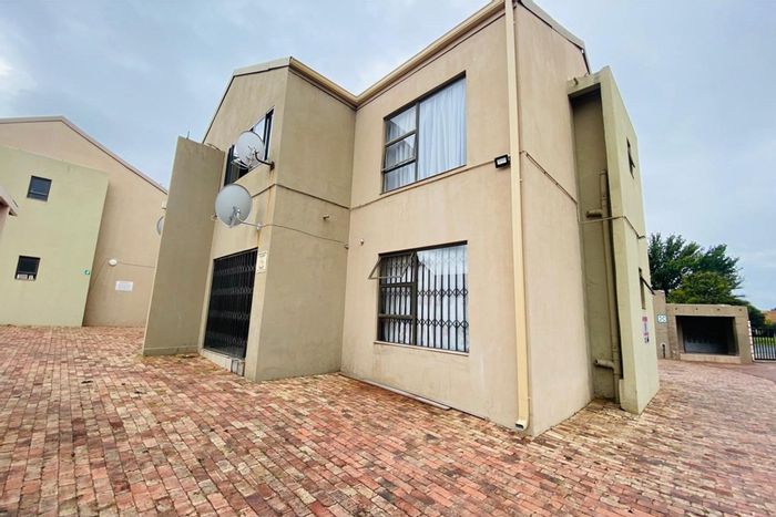 Townhouse for Sale in Sasolburg Central: 2 Bedrooms, secure complex, close to amenities.