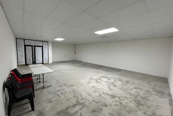 Prime 81m2 office in Ottery, to rent with high visibility and amenities.