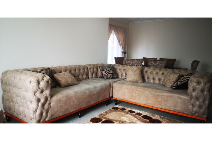 For Sale: House in Mandela View with 4 bedrooms, covered parking, and spacious lot.