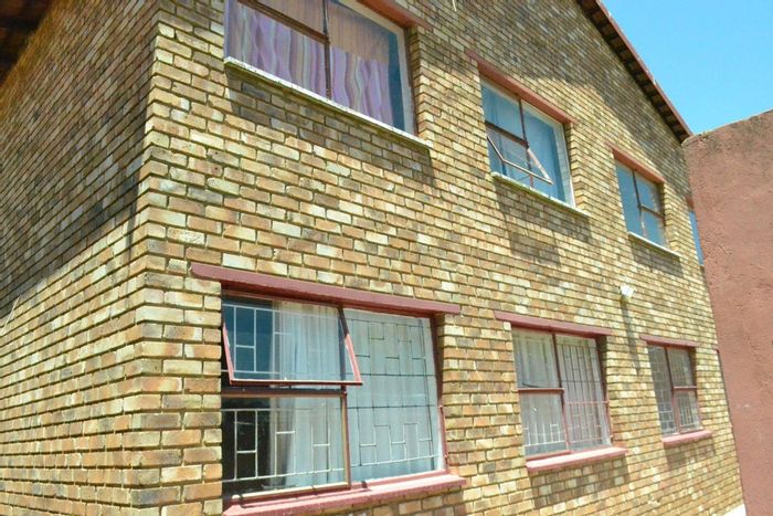 Turffontein Apartment For Sale: Four units, secure parking, prime investment opportunity.