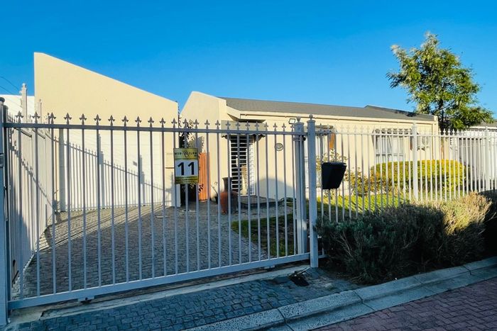 Pinelands House For Sale: 2 beds, garden, secure parking, near schools and shops.