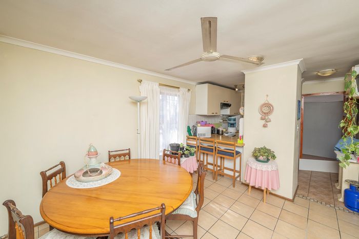 For Sale: House in Bonny Brook with 2 en-suites, open-plan living, double garage.