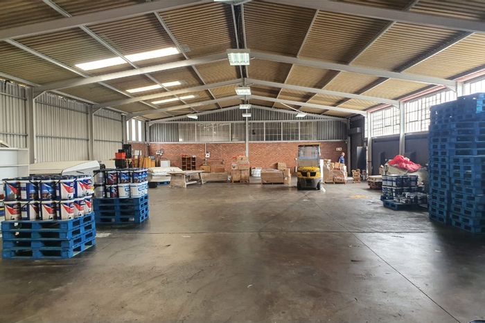 Neave Industrial: 475m² warehouse with office, roller doors, and expansion potential. To Rent.
