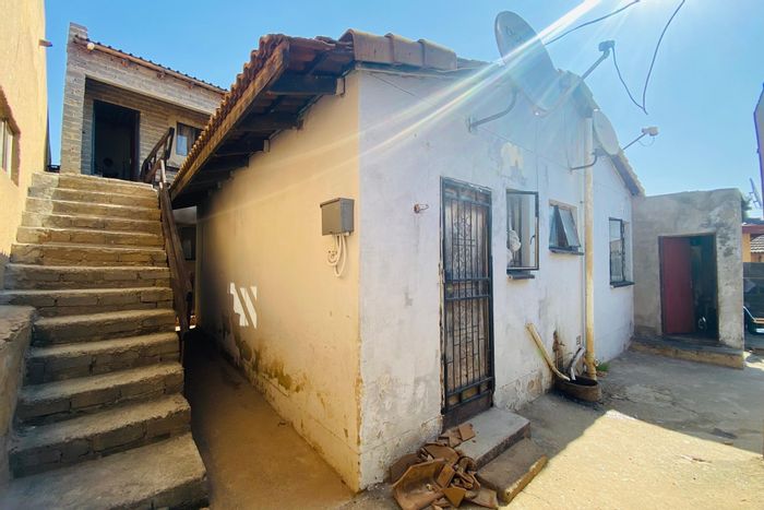 For Sale: Tembisa Central House with 11 rooms, garage, and rental potential.