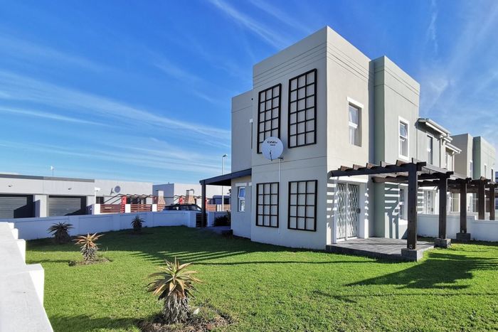 For Sale: 2-bedroom duplex in Parsonsvlei with outdoor space and parking.