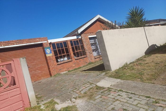 For Sale: 3-Bedroom House in Bethelsdorp with Garage and Entertainment Area.