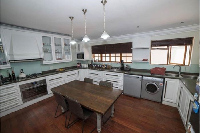 House in Parkwood To Rent: 3 beds, pool, office, staff cottage, double garage.