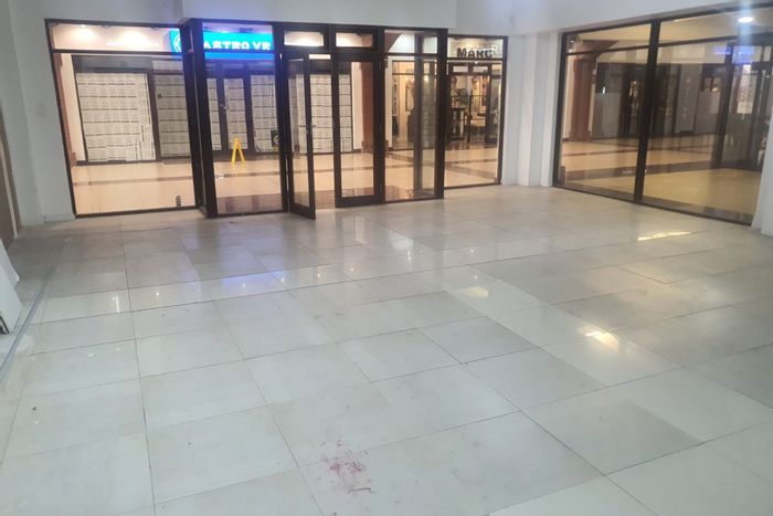 Retail space to rent in Walmer: 640m2, corner location, mezzanine office included.