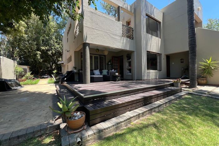 Bryanston Townhouse To Rent: 2 beds, private courtyard, wrap-around garden, pool access.