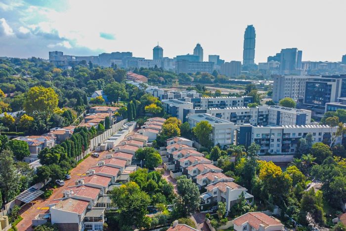 Atholl Townhouse For Sale: 4 beds, staff suite, pool, security, close to Sandton.