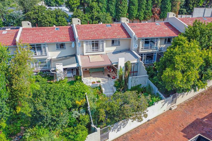 Atholl Townhouse For Sale: 4 beds, staff suite, pool, security, close to Sandton.
