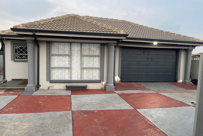 Kriel Central House For Sale: 2 bedrooms, upgraded bathroom, automated garage, secure yard.