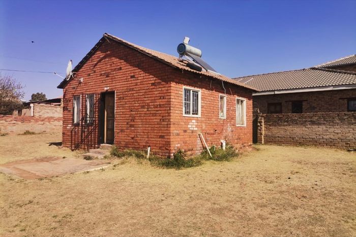 Ennerdale House For Sale: 2 beds, 1 bath, 695m² lot, parking for 10.