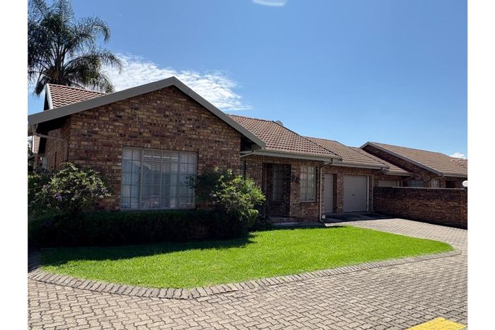 For Sale: Townhouse in Huttenheights with 3 bedrooms, double garage, private garden.