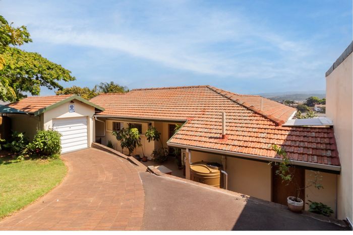 House To Rent in Carrington Heights: Fully furnished, all-inclusive, secure living.