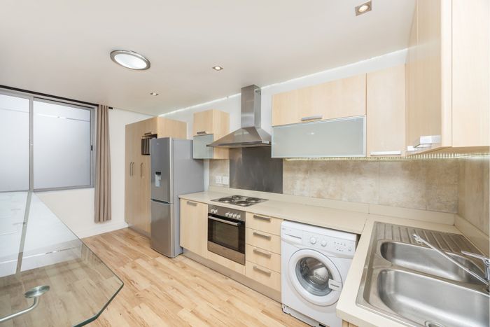 To Rent: 2-Bedroom Apartment in Cape Town City Centre with Rooftop Pool & Gym.