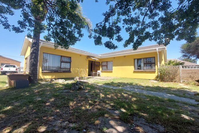 For Sale: Spacious Rustdal House with large plot, parking for 10 cars.