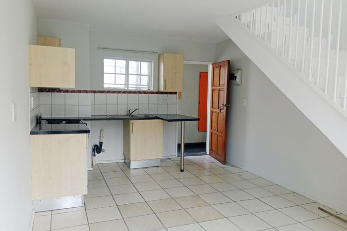 Sunnyside Apartment To Rent: Spacious loft, 24-hour security, near universities and amenities.