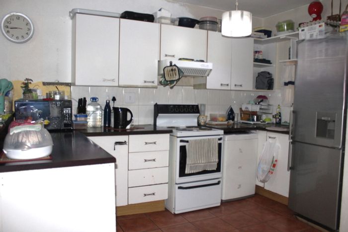 Florida Hills Townhouse For Sale: 2 beds, pool, security, close to amenities.