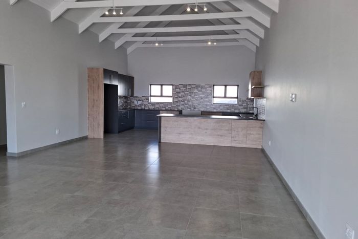 House for Sale in Da Gama Bay: 3 Bedrooms, Solar Power, 6 Parking Spaces.