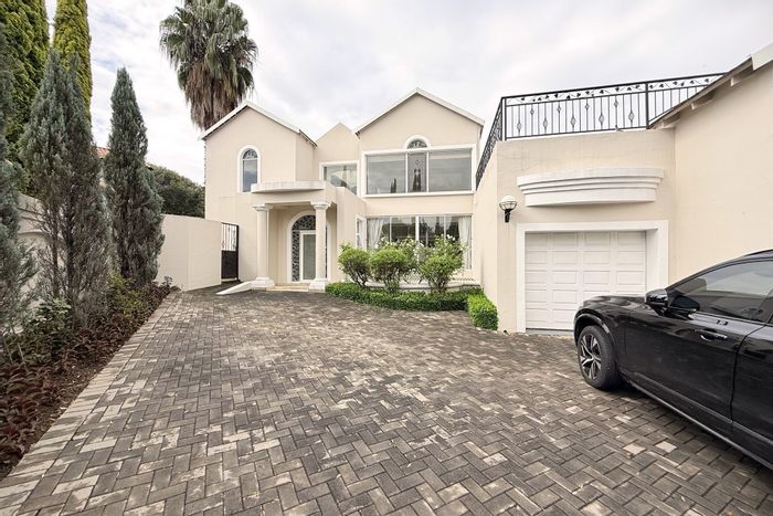 House To Rent in Dainfern Valley Estate: 4 beds, pool, staff quarters, secure living.