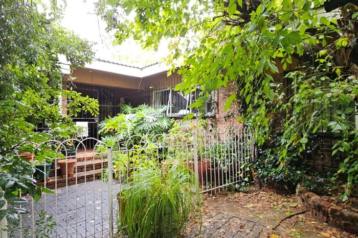 Raslouw Small Holding For Sale: 4 dwellings, pool, borehole, expansive gardens.