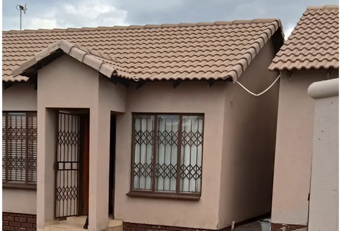 House for Sale in Tasbet Park Ext 3: 3 beds, garage, garden, near amenities.