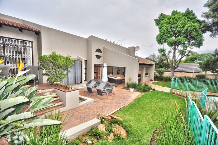 Spacious 5-bedroom house in Morningside Ext 40 with pool and security features.