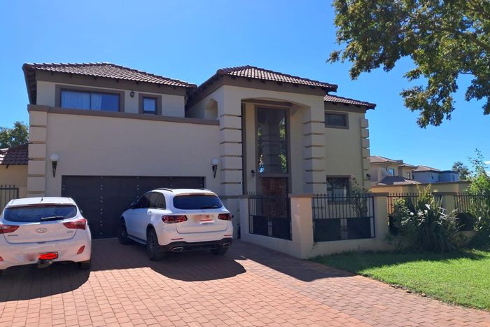 Parkhaven House For Sale: 4 beds, en-suites, garden, tennis court, gym, pool.