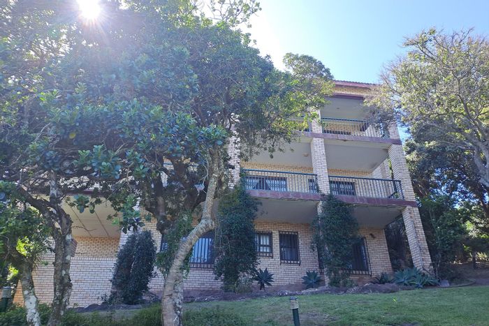 Versatile house in Blue Horizon Bay for sale, features ocean views and separate quarters.