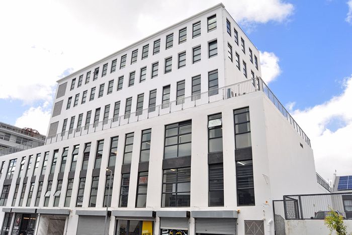 Office To Rent in Gardens: 100m², air-conditioning, kitchen, city views, lift access.