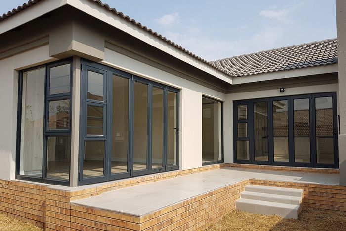 For Sale: House in Secunda Central with 3 beds, 2 baths, and customizable finishes.