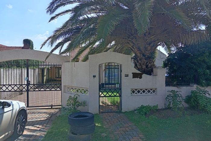 For Sale: House in Regents Park with 3 bedrooms, outbuilding, and electric gate.