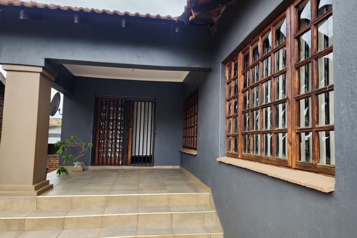 Florapark House For Sale: 3 Bedrooms, potential granny flat, spacious living areas.