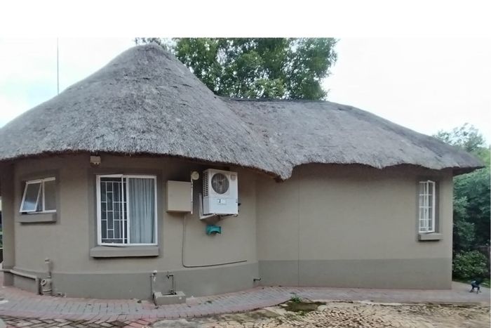 Cottage for Sale in Rietfontein: 2 beds, inverter, pool, tennis courts, nature reserve.