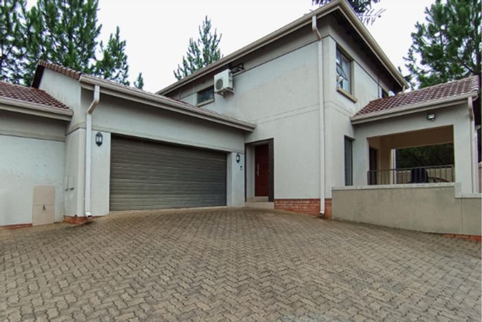 For Sale: House in Tres Jolie with 3 bedrooms, large stand, and double garage.