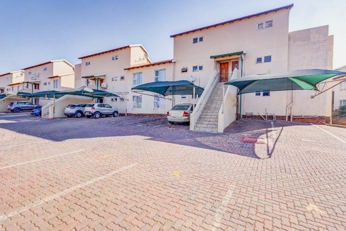 Bromhof Apartment For Sale: 2 beds, pool, braai area, playground, fiber internet.